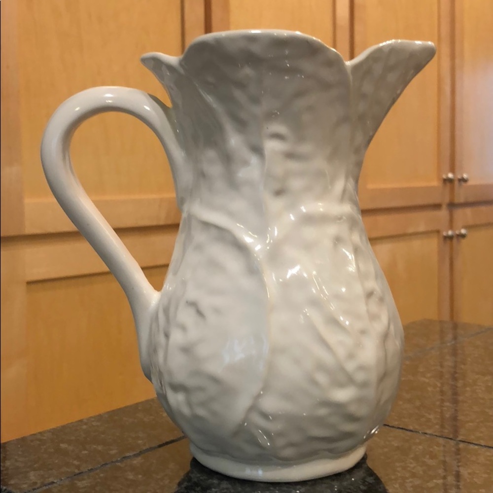 Ceramic floral leaf shape pitcher waving details